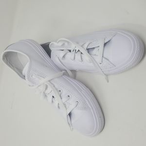 Women's size 8 brand new white Chuck Taylors Converse